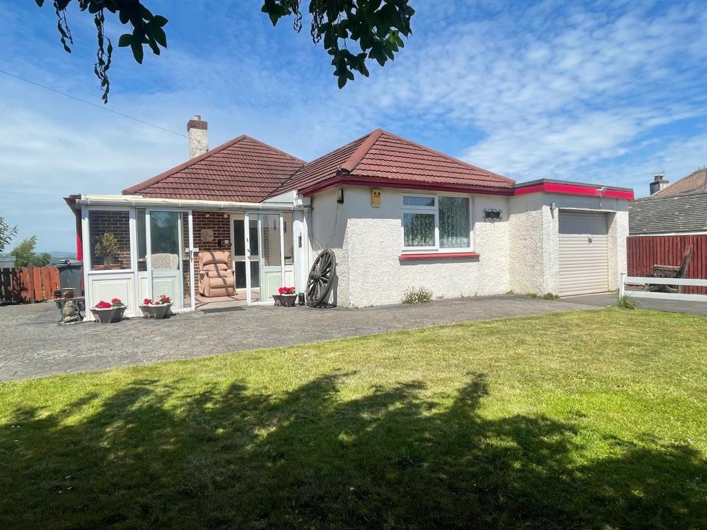 Lot: 69 - DETACHED BUNGALOW FOR REFURBISHMENT WITH POTENTIAL -